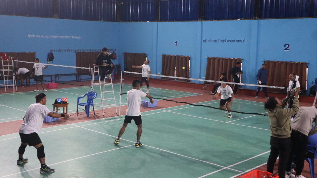 IMG_9263 Many people are playing badminton