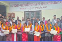 दाङका आठ भूमिहीन परिवारले पाए लालपुर्जा