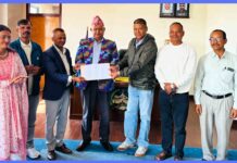 थारुकल्याणकारिणी सभाले संकलन गरेको राहत सामाग्री रेडक्रसलाई हस्तान्तरण